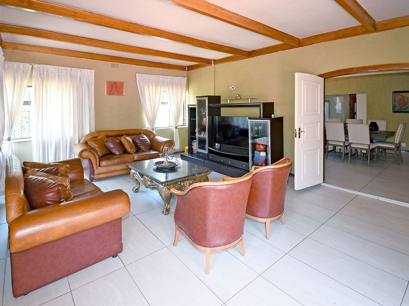 A FAMILY HOME WITH 3 WELL SIZED BEDROOMS FOR SALE IN CYRILDENE FOR R 1,750,000 - Photo 4