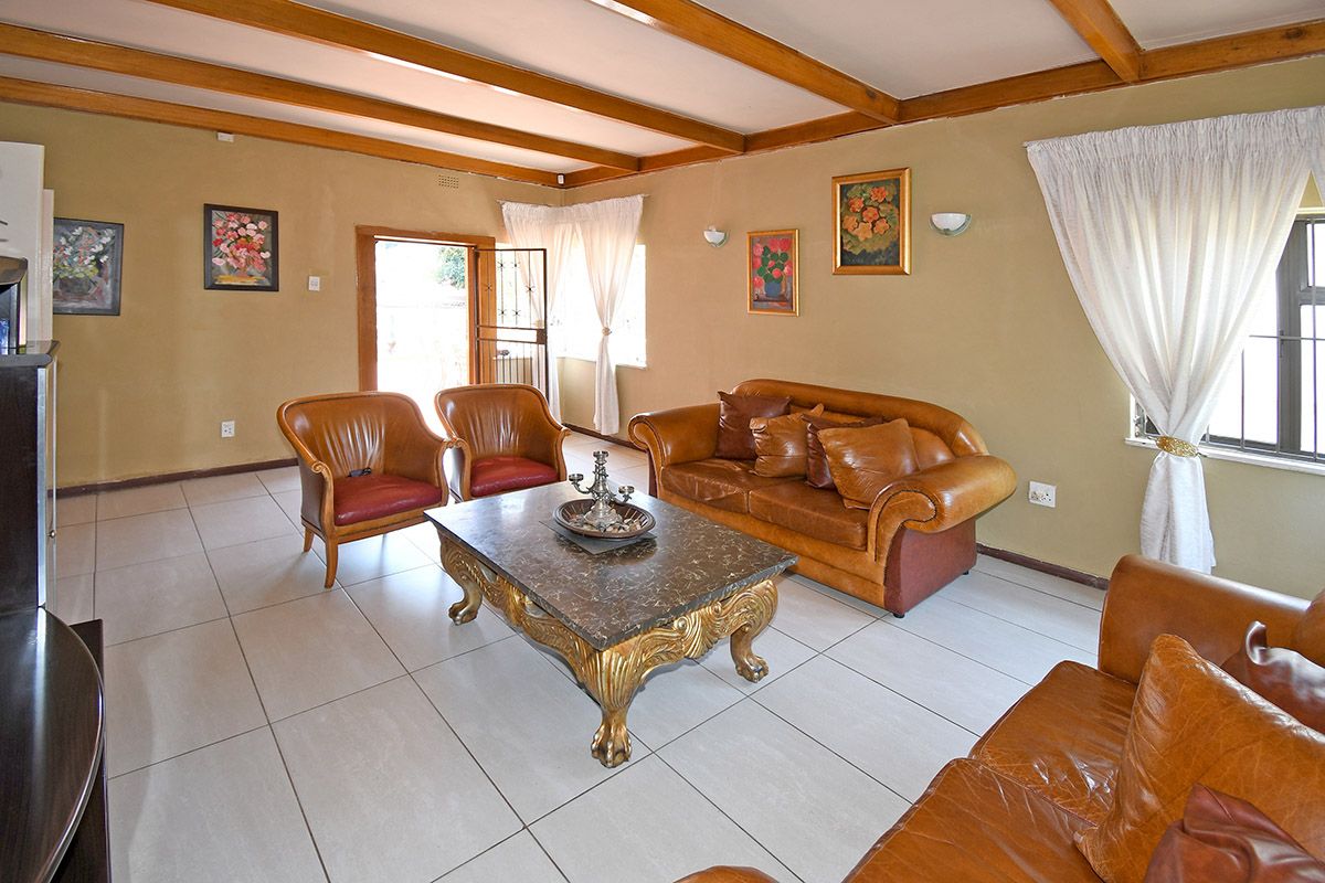 A FAMILY HOME WITH 3 WELL SIZED BEDROOMS FOR SALE IN CYRILDENE FOR R 1,750,000 - Photo 3
