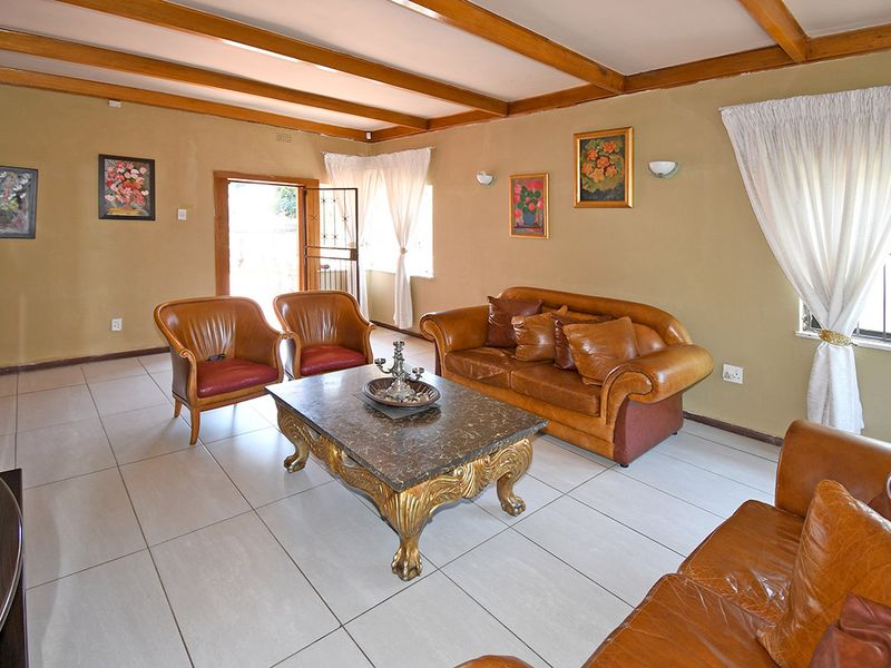 A FAMILY HOME WITH 3 WELL SIZED BEDROOMS FOR SALE IN CYRILDENE FOR R 1,750,000 - Photo 3