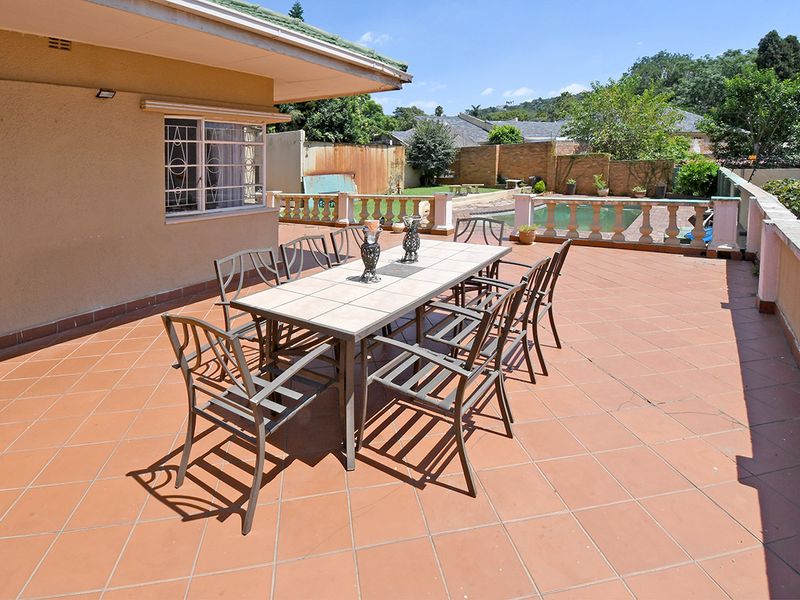 A FAMILY HOME WITH 3 WELL SIZED BEDROOMS FOR SALE IN CYRILDENE FOR R 1,750,000 - Photo 9