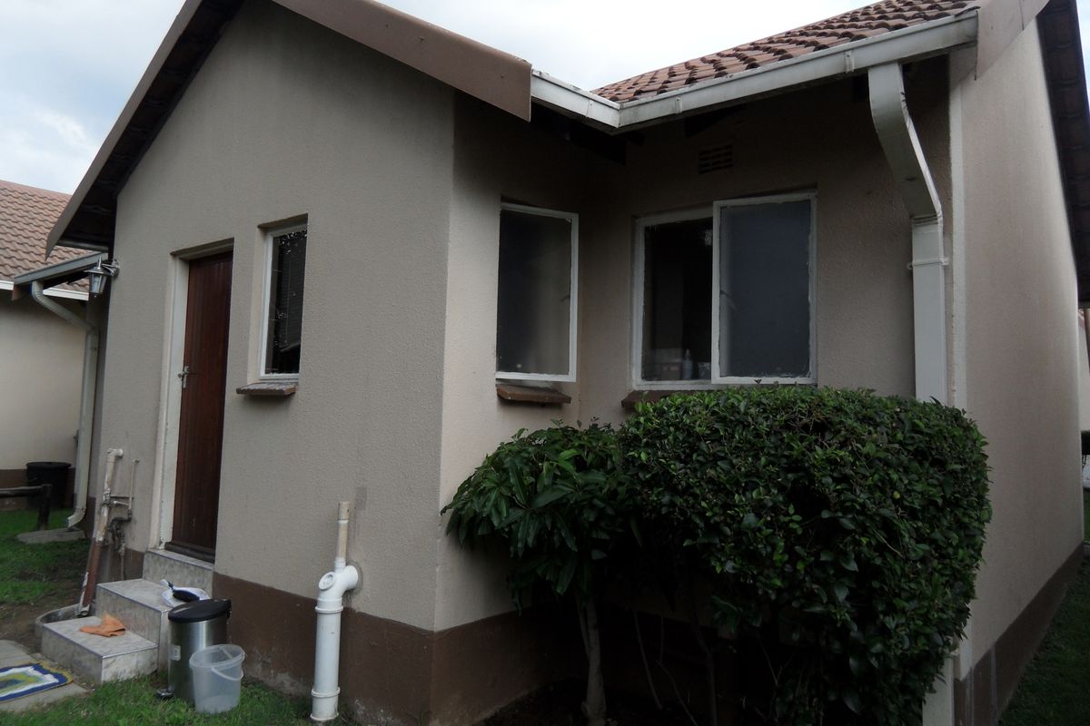 Simplex Townhouse For Sale - Photo 4