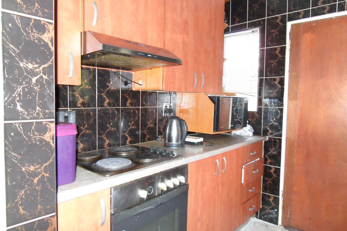 Simplex Townhouse For Sale - Photo 5