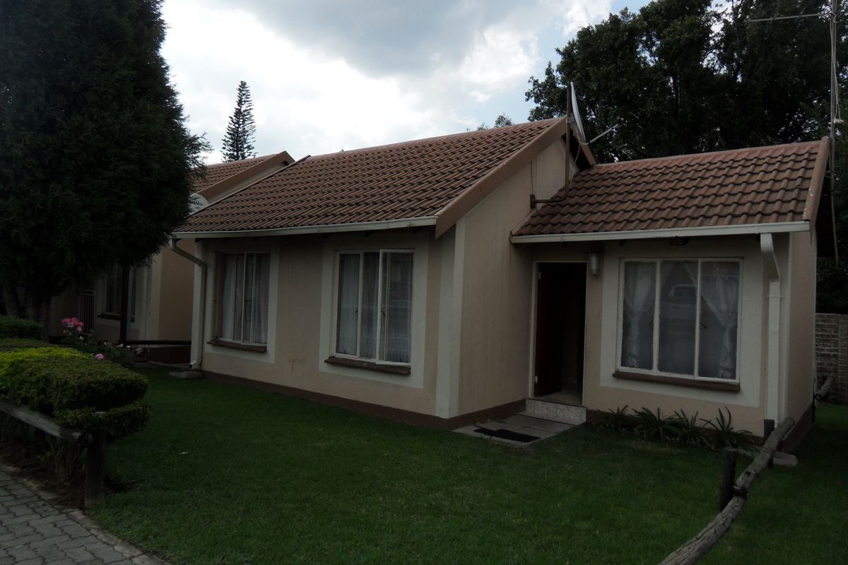 Simplex Townhouse For Sale - Photo 2