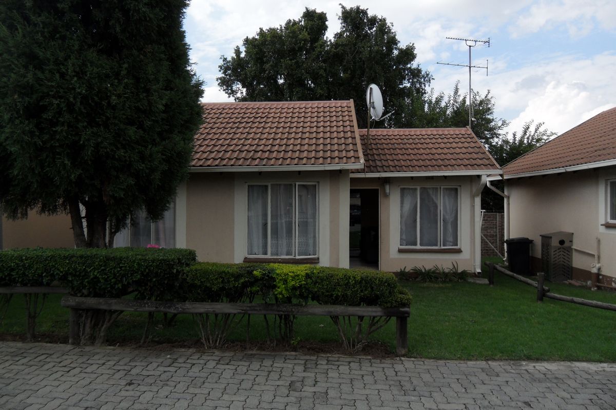 Simplex Townhouse For Sale - Photo 3