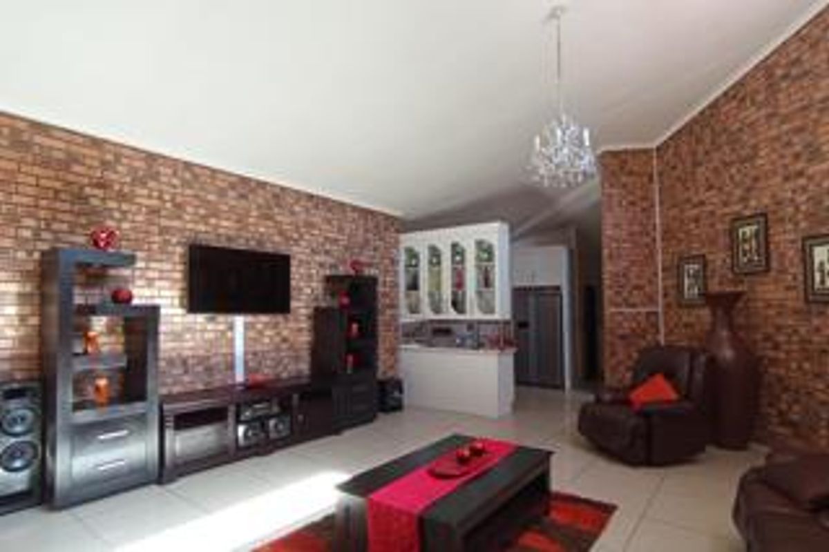 4 Bedroom House for sale in The Orchards - Photo 5