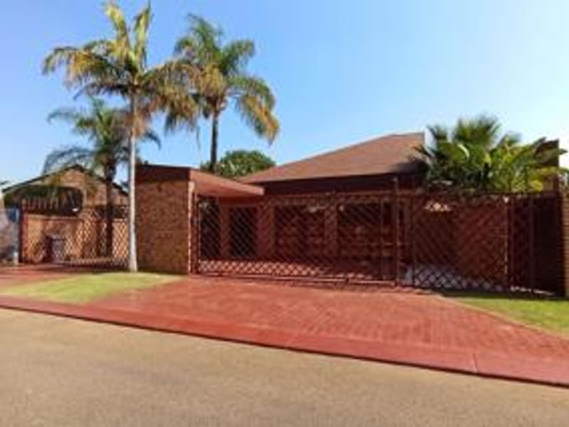 4 Bedroom House for sale in The Orchards - Photo 3
