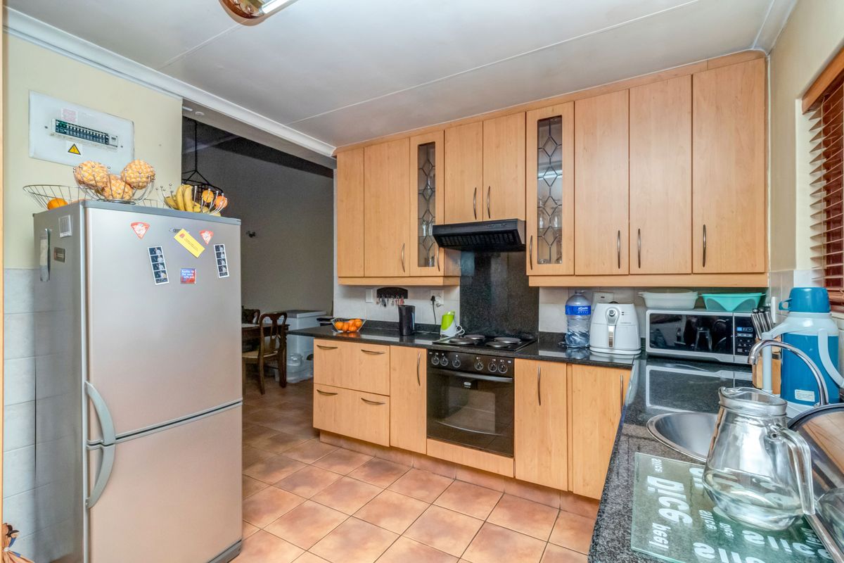 3 Bedroom House for Sale in North Riding - Photo 2