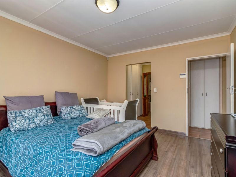 3 Bedroom House for Sale in North Riding - Photo 10