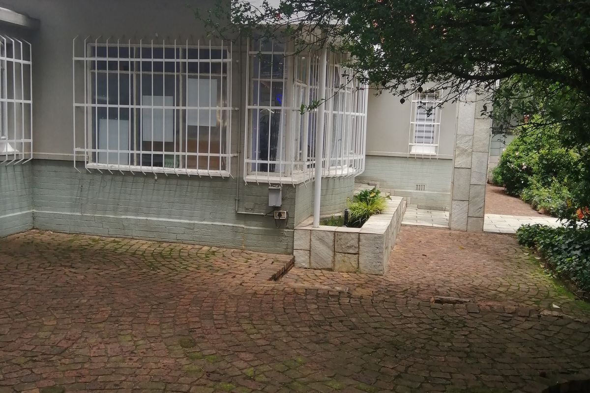 Exceptional 10-Bedroom Freehold in Highlands North, Johannesburg - Photo 3