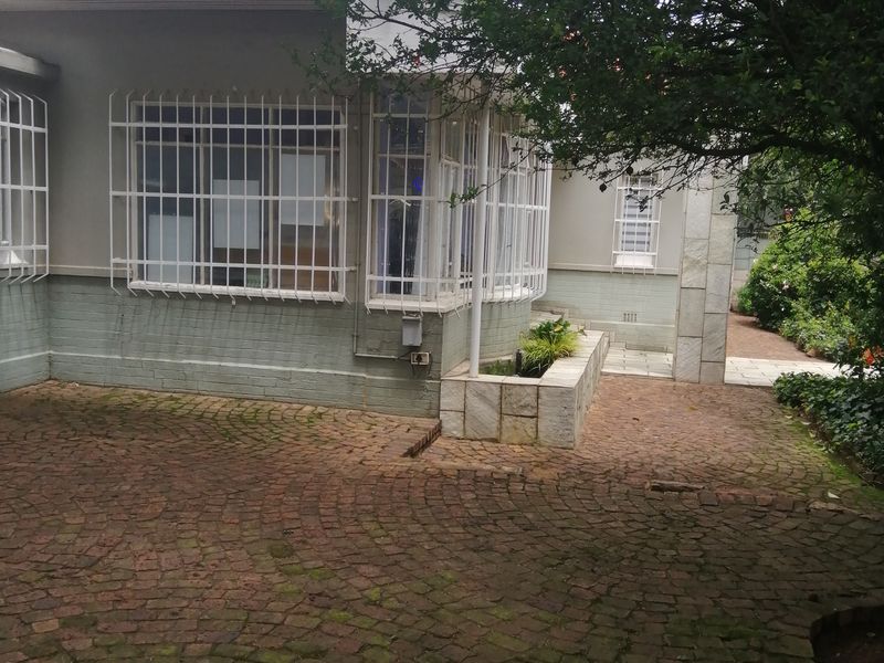 Exceptional 10-Bedroom Freehold in Highlands North, Johannesburg - Photo 3