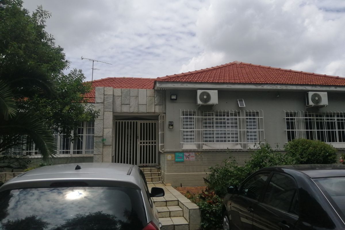 Exceptional 10-Bedroom Freehold in Highlands North, Johannesburg - Photo 2