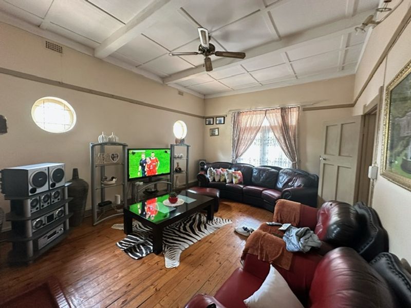 4-Bedroom Family Home near Louis Botha — Spacious, Versatile & Income Potential - Photo 3