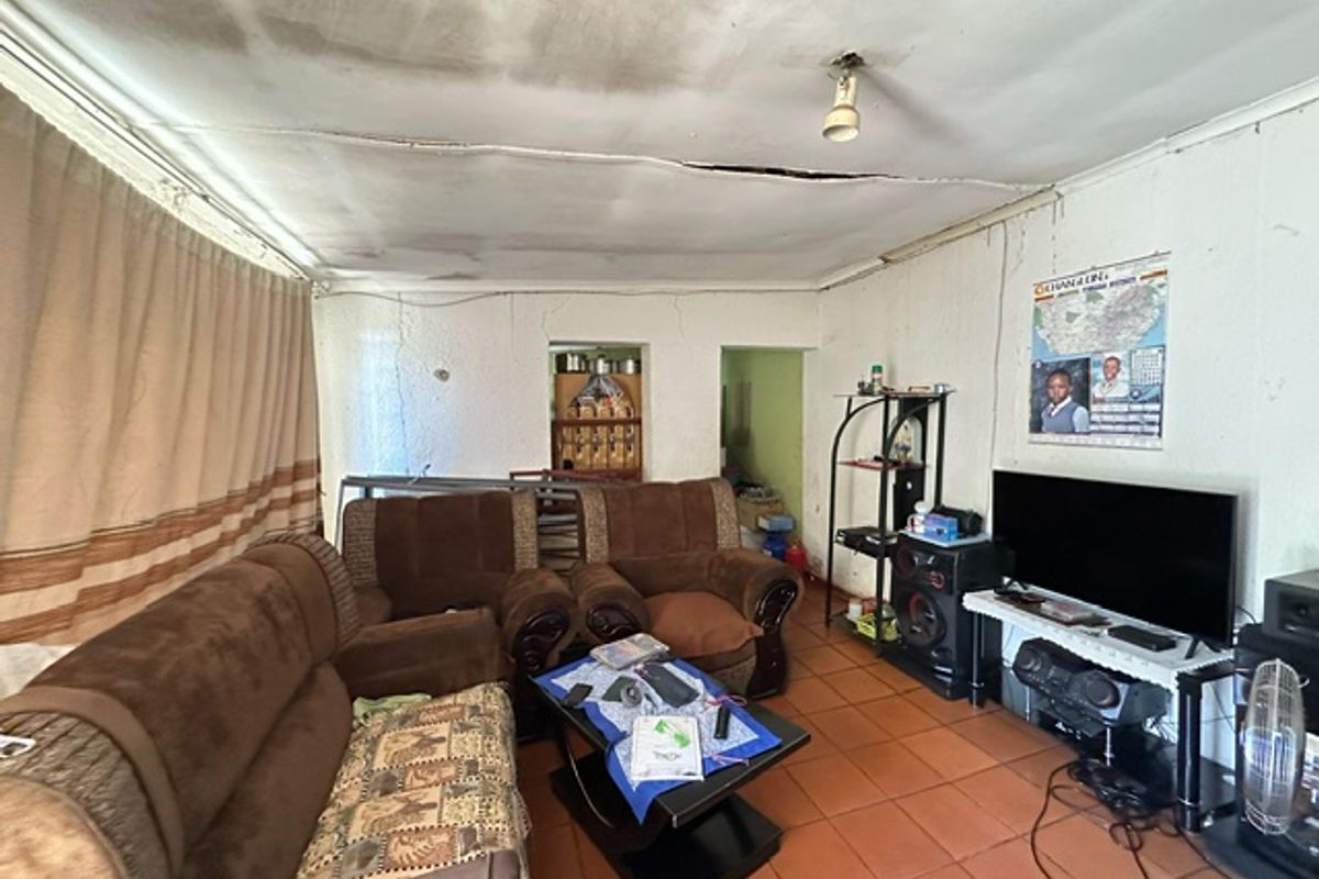 4-Bedroom Family Home near Louis Botha — Spacious, Versatile & Income Potential - Photo 4