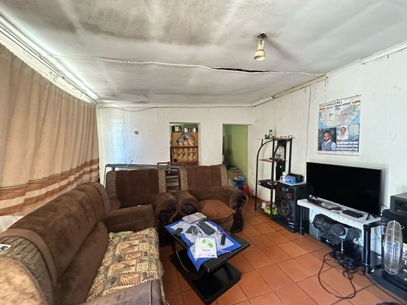 4-Bedroom Family Home near Louis Botha — Spacious, Versatile & Income Potential - Photo 4