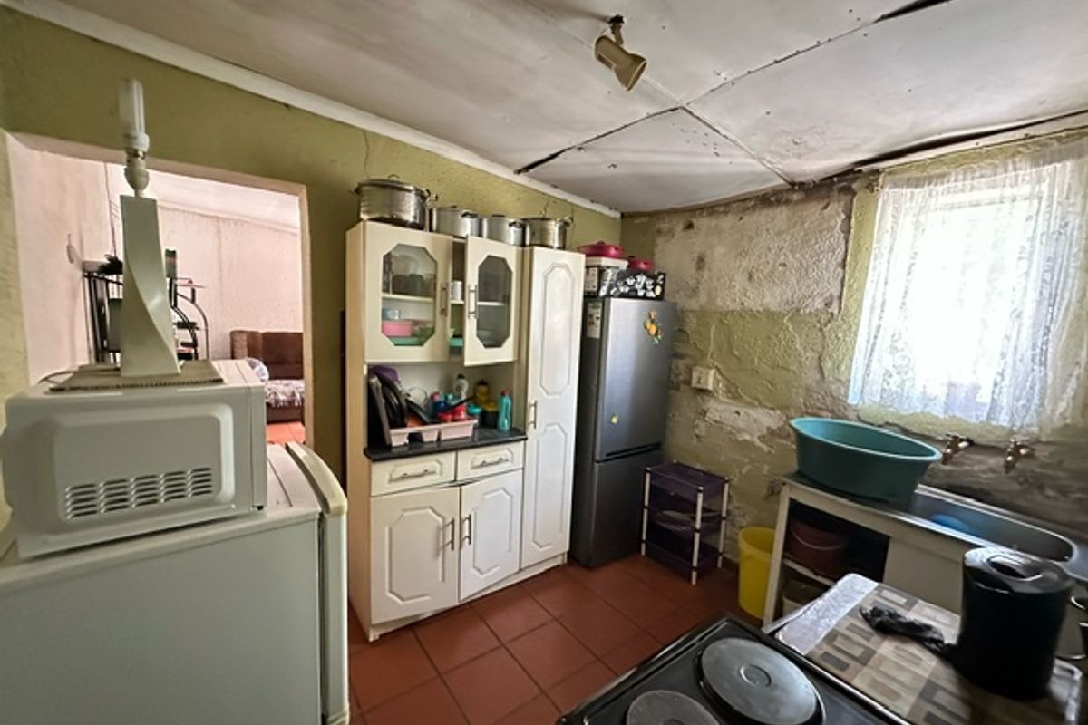 4-Bedroom Family Home near Louis Botha — Spacious, Versatile & Income Potential - Photo 5