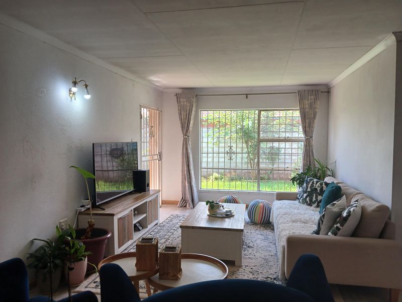 Looking For Comfort, Security & Peace Of Mind-Look No Further Westgate Mews Is The One with 12 Units - Photo 3