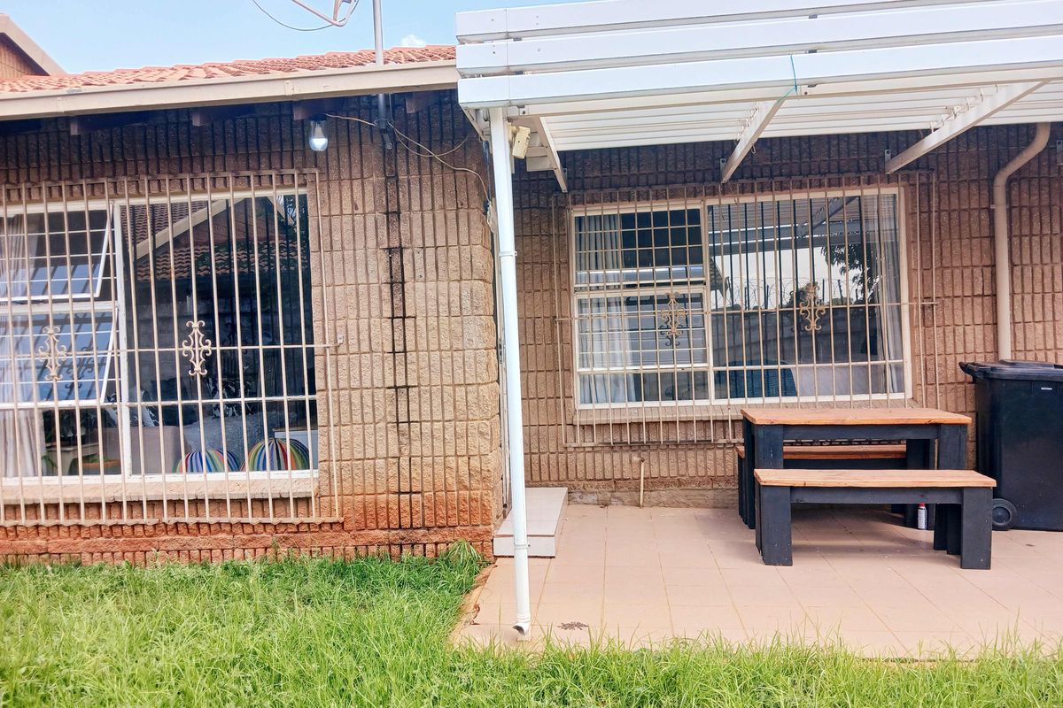 Looking For Comfort, Security & Peace Of Mind-Look No Further Westgate Mews Is The One with 12 Units - Photo 2