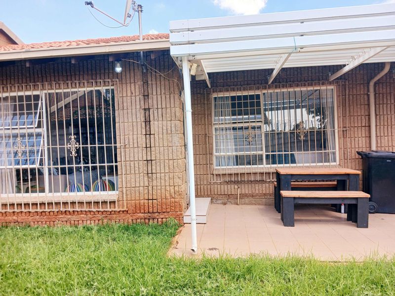 Looking For Comfort, Security & Peace Of Mind-Look No Further Westgate Mews Is The One with 12 Units - Photo 2