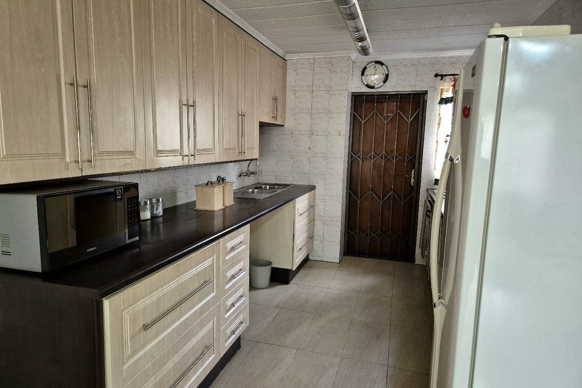 Expansive 3-Bedroom Apartment for Rent in a Prime Morningside Complex - Photo 3