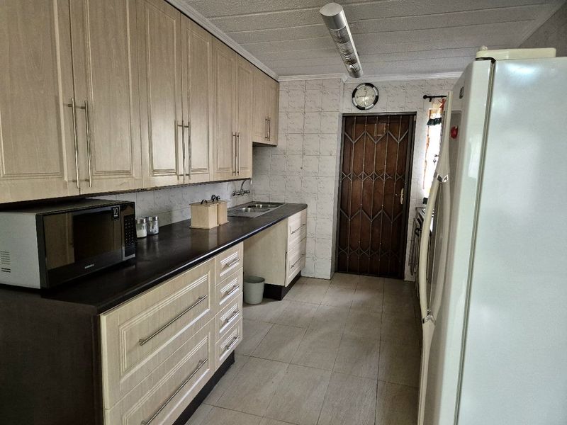 Expansive 3-Bedroom Apartment for Rent in a Prime Morningside Complex - Photo 3