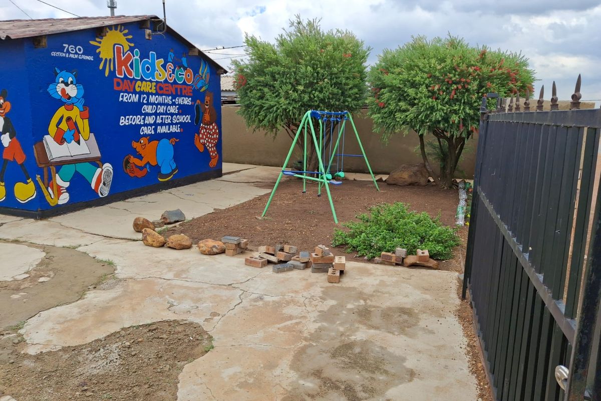 3-Bedroom Freestanding Home in Stretford Palm Springs Location - Photo 2