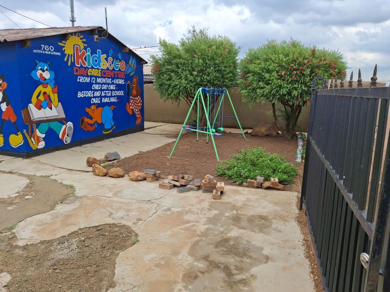 3-Bedroom Freestanding Home in Stretford Palm Springs Location - Photo 2