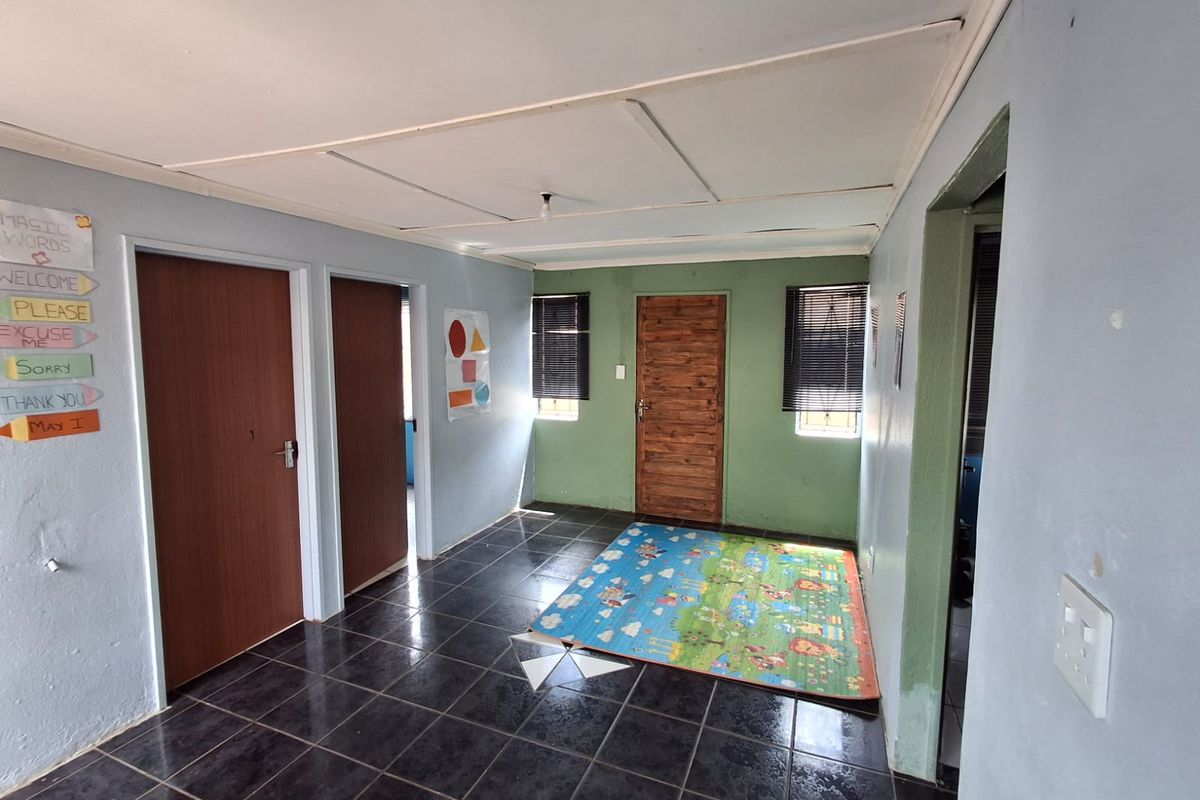 3-Bedroom Freestanding Home in Stretford Palm Springs Location - Photo 3