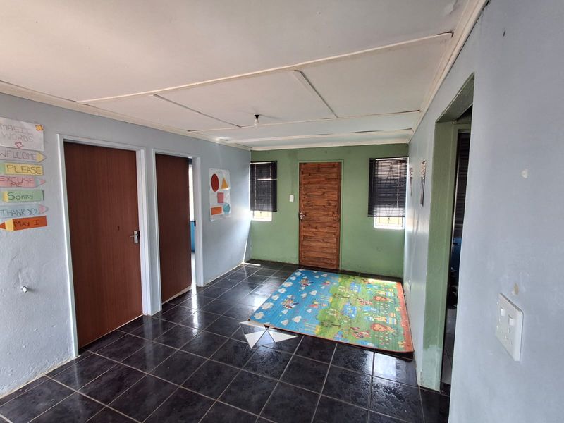 3-Bedroom Freestanding Home in Stretford Palm Springs Location - Photo 3