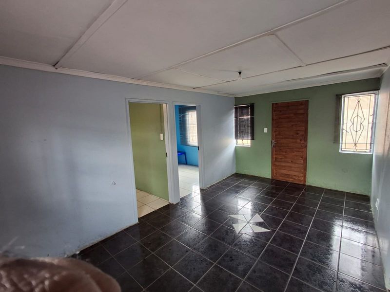 3-Bedroom Freestanding Home in Stretford Palm Springs Location - Photo 9