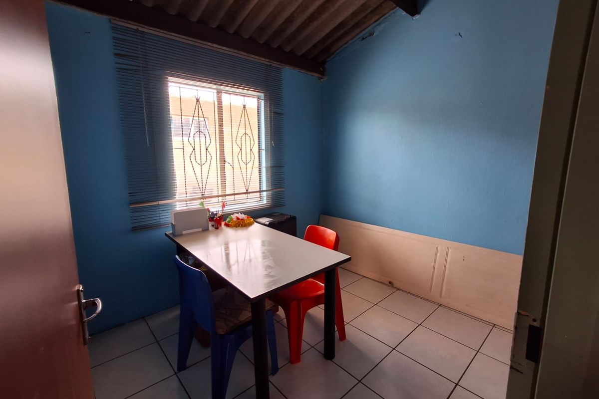 3-Bedroom Freestanding Home in Stretford Palm Springs Location - Photo 4