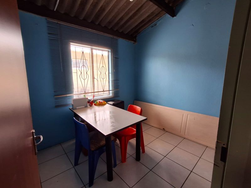 3-Bedroom Freestanding Home in Stretford Palm Springs Location - Photo 4