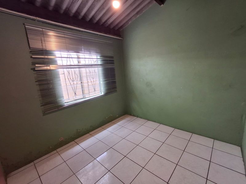 3-Bedroom Freestanding Home in Stretford Palm Springs Location - Photo 10