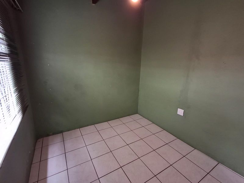 3-Bedroom Freestanding Home in Stretford Palm Springs Location - Photo 8