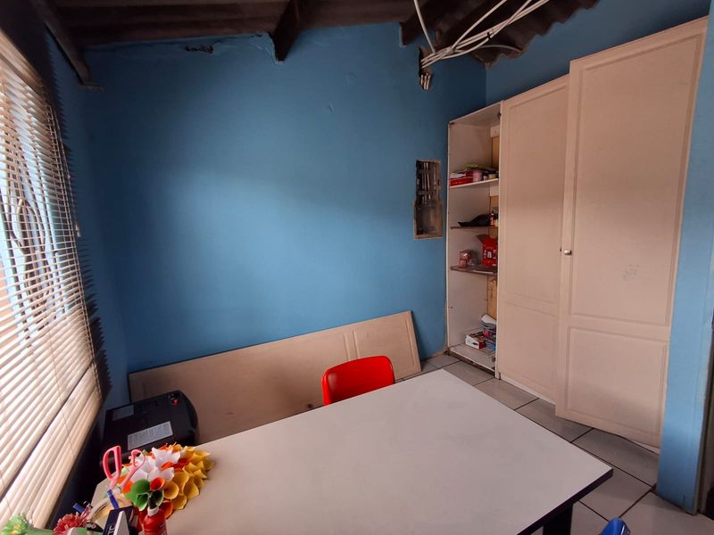 3-Bedroom Freestanding Home in Stretford Palm Springs Location - Photo 5