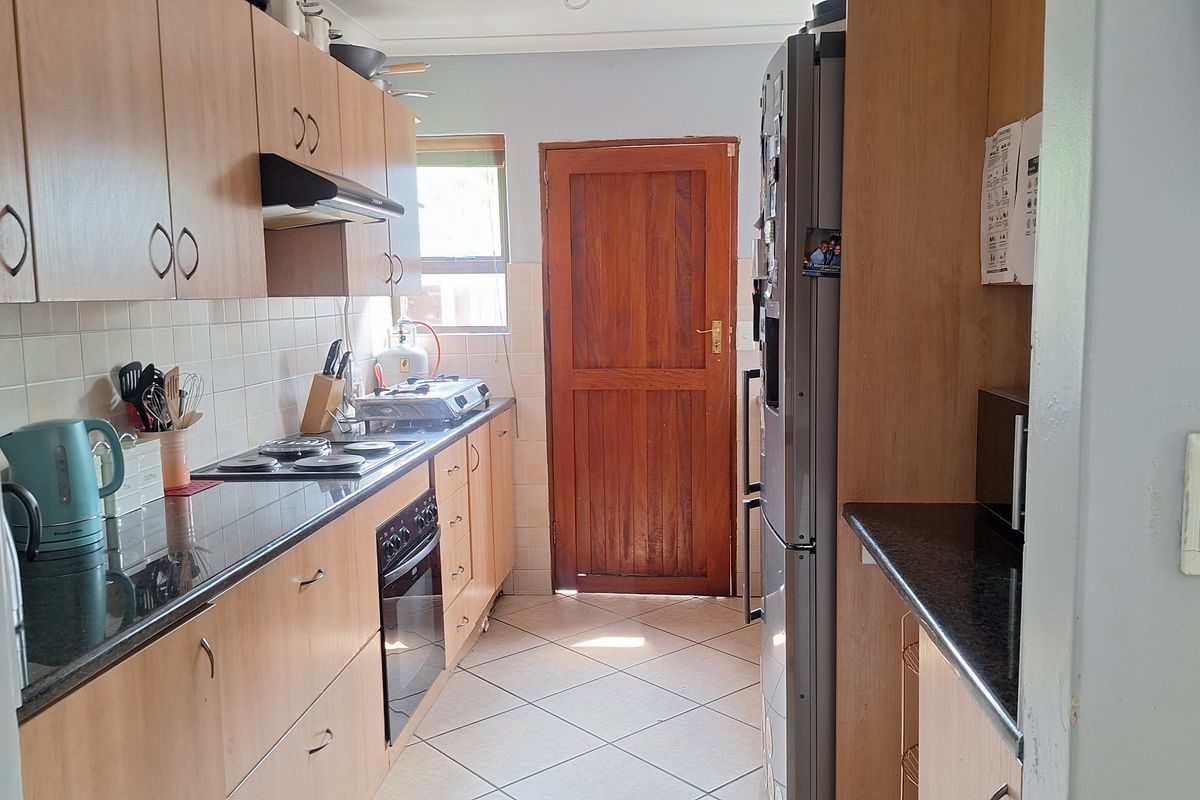 3 Bedroom House for Sale in Thatchfield Glen - Photo 3