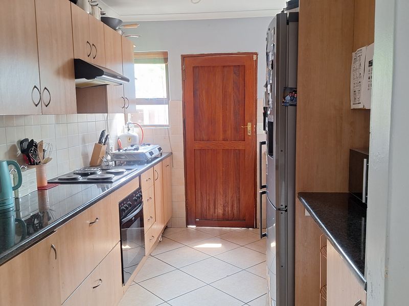 3 Bedroom House for Sale in Thatchfield Glen - Photo 3