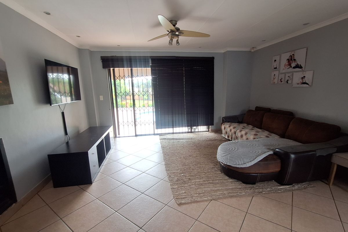 3 Bedroom House for Sale in Thatchfield Glen - Photo 2