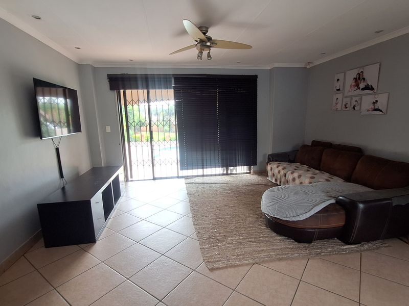 3 Bedroom House for Sale in Thatchfield Glen - Photo 2