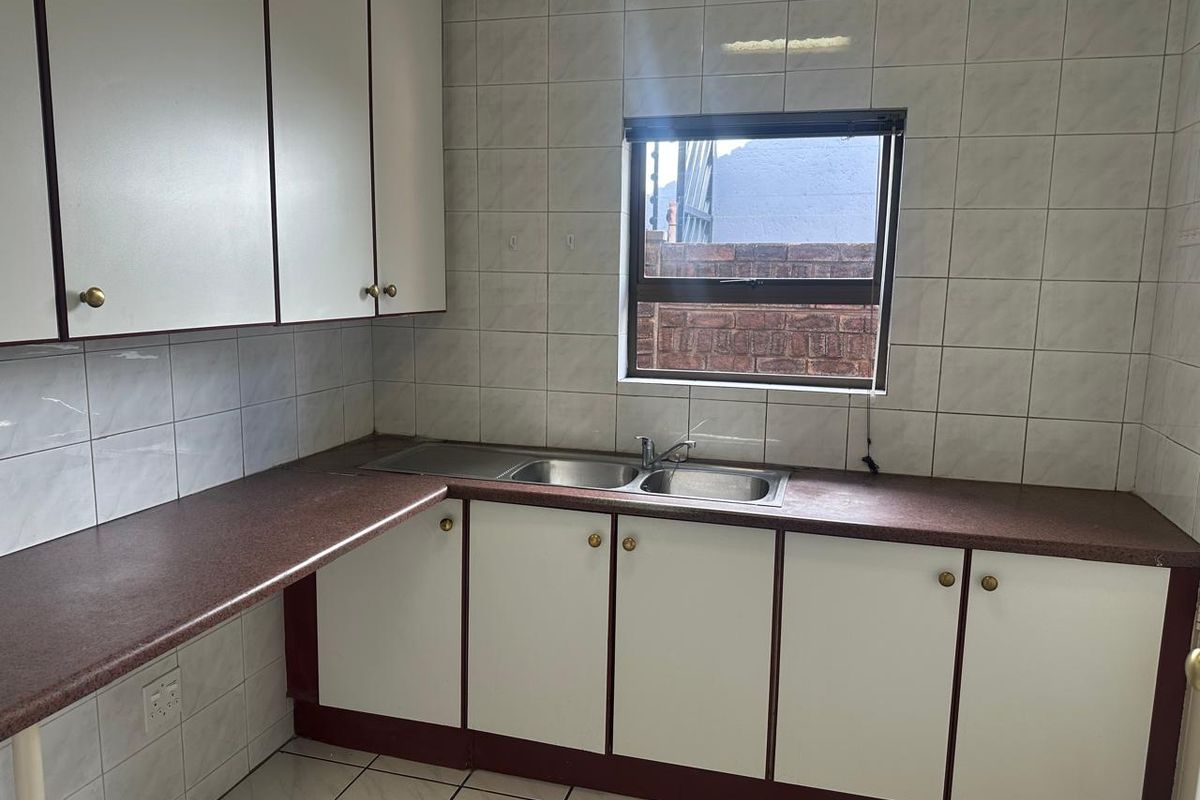 4 bedroom home, with  flatlet, cottage in  boomed-off  area of dowerlake - Photo 5