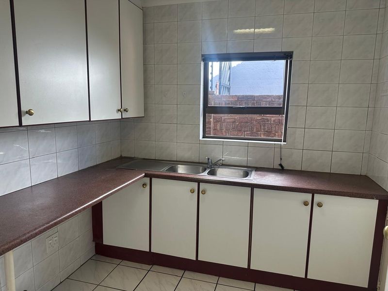 4 bedroom home, with  flatlet, cottage in  boomed-off  area of dowerlake - Photo 5