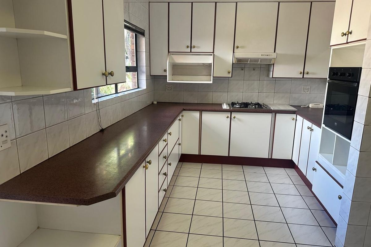 4 bedroom home, with  flatlet, cottage in  boomed-off  area of dowerlake - Photo 3