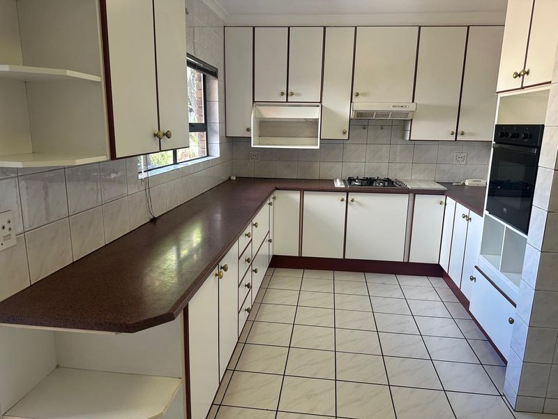 4 bedroom home, with  flatlet, cottage in  boomed-off  area of dowerlake - Photo 3