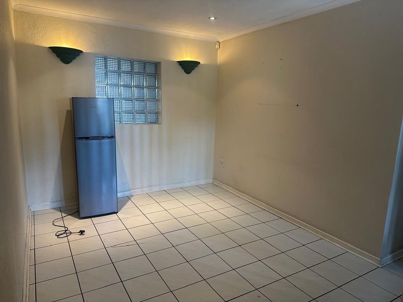 4 bedroom home, with  flatlet, cottage in  boomed-off  area of dowerlake - Photo 8