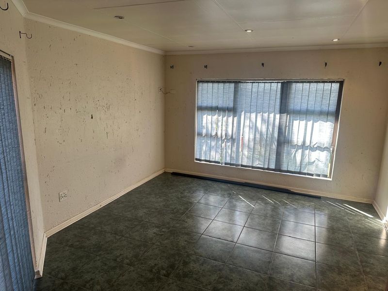 4 bedroom home, with  flatlet, cottage in  boomed-off  area of dowerlake - Photo 7