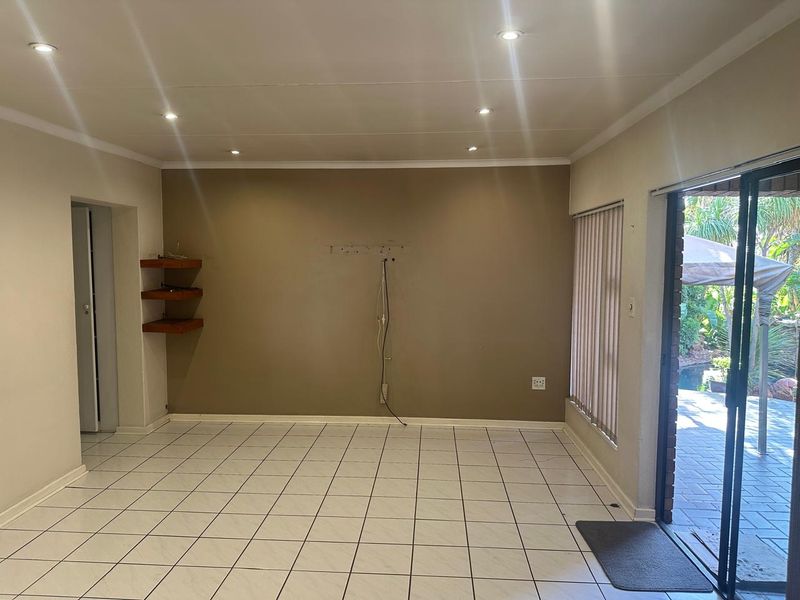 4 bedroom home, with  flatlet, cottage in  boomed-off  area of dowerlake - Photo 6