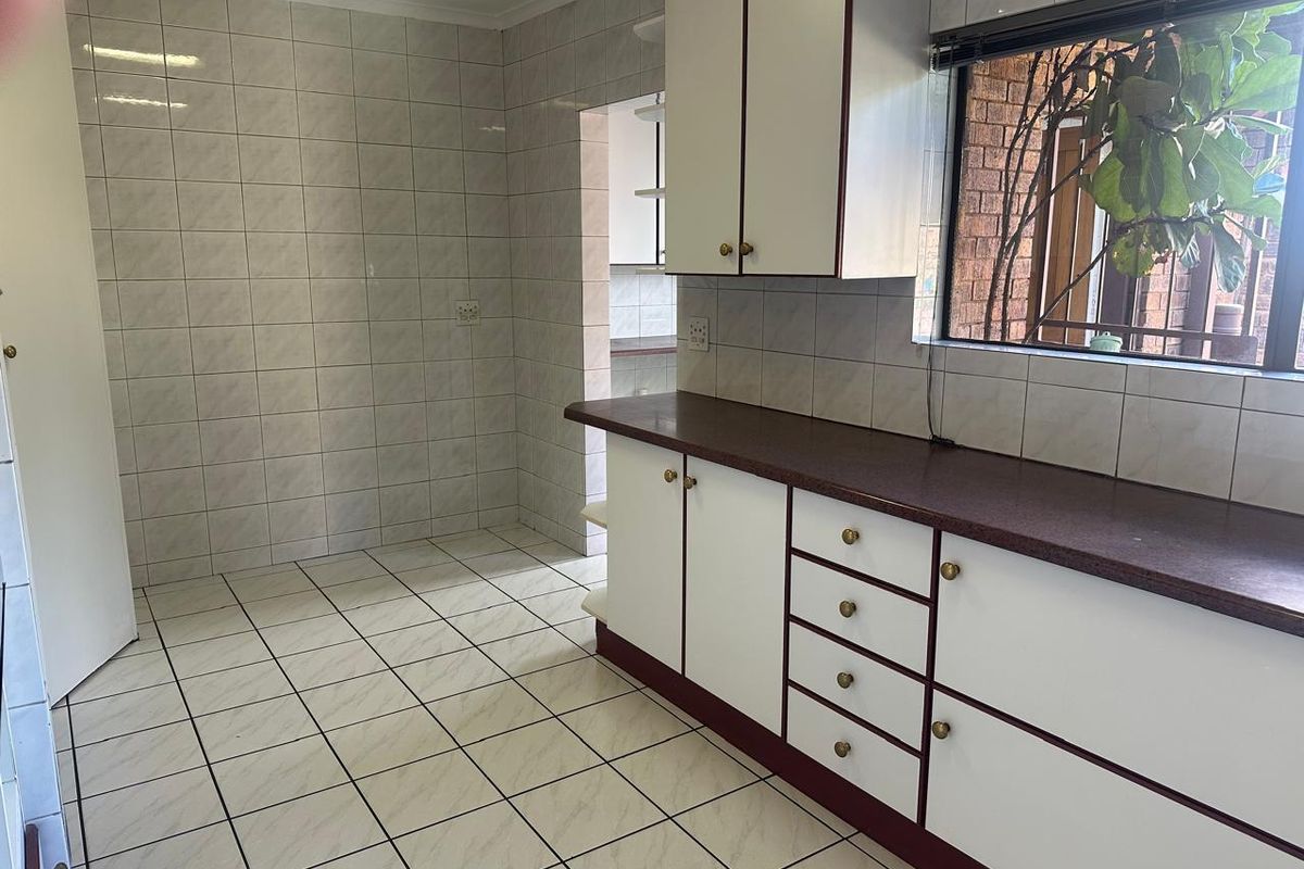 4 bedroom home, with  flatlet, cottage in  boomed-off  area of dowerlake - Photo 4