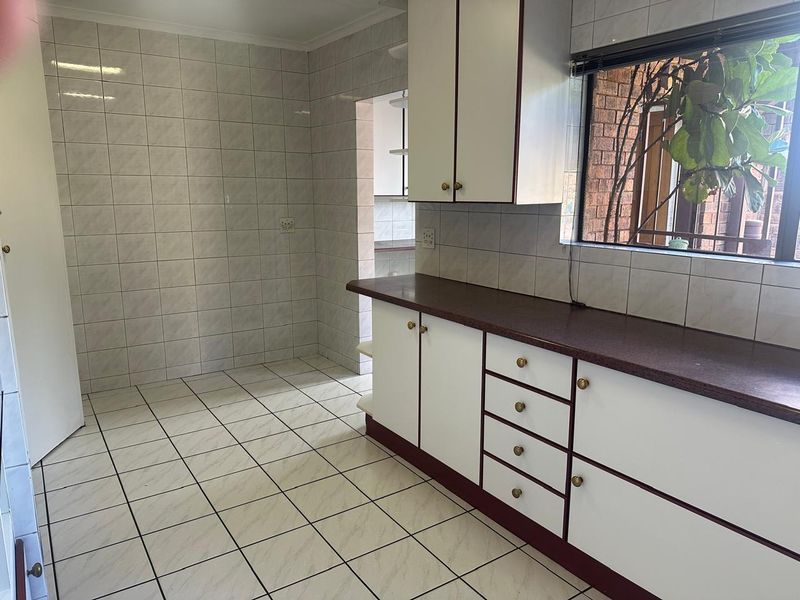 4 bedroom home, with  flatlet, cottage in  boomed-off  area of dowerlake - Photo 4