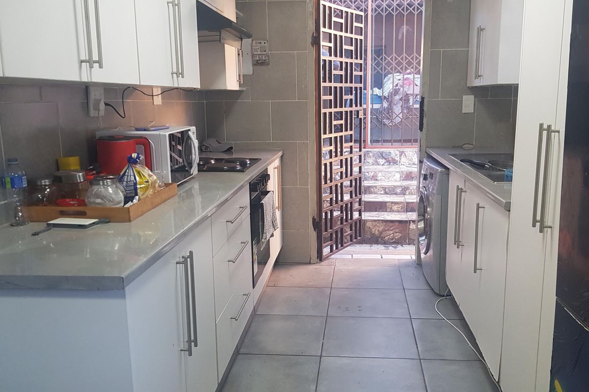 Stunning 3- Bedroom House For Sale In Cosmo Ext 5 - Perfect For Family Living And Comfort. - Photo 4