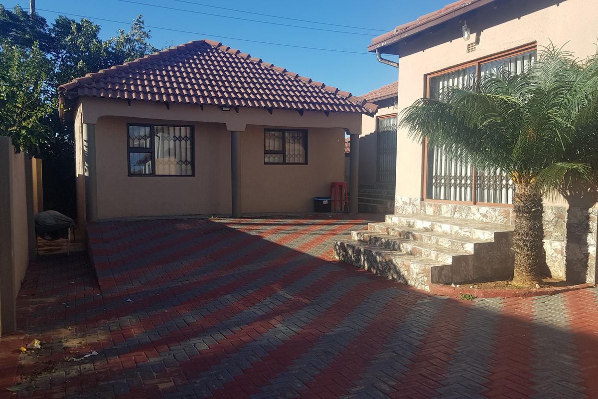 Stunning 3- Bedroom House For Sale In Cosmo Ext 5 - Perfect For Family Living And Comfort. - Photo 2