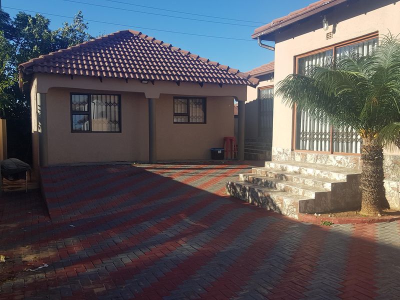 Stunning 3- Bedroom House For Sale In Cosmo Ext 5 - Perfect For Family Living And Comfort. - Photo 2